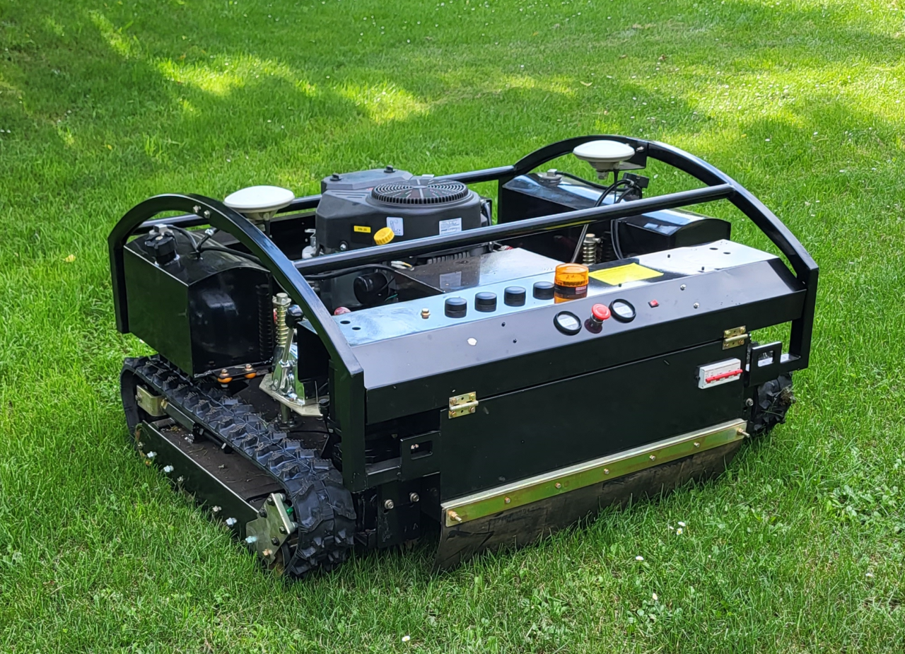 SEKAČKA S RC A GPS NAVIGACÍ SKK100-2 pásová