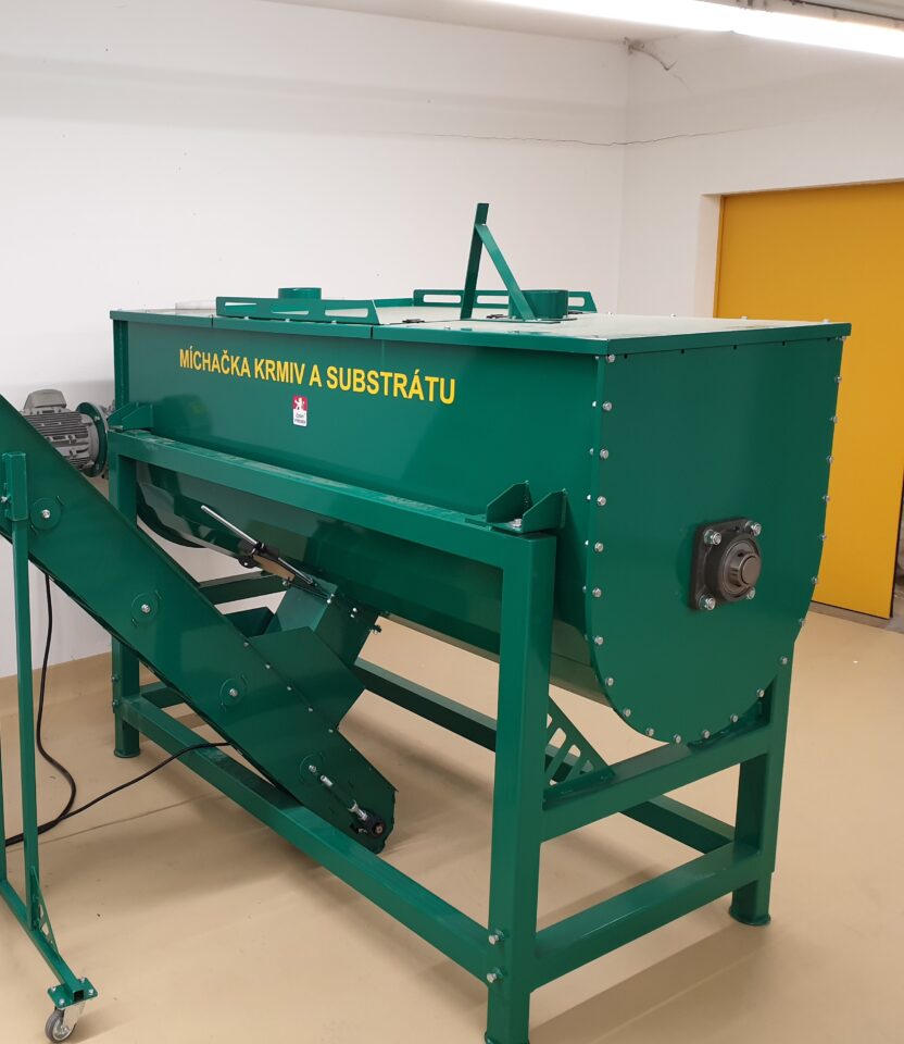 Horizontální míchačka krmiv a substrátu